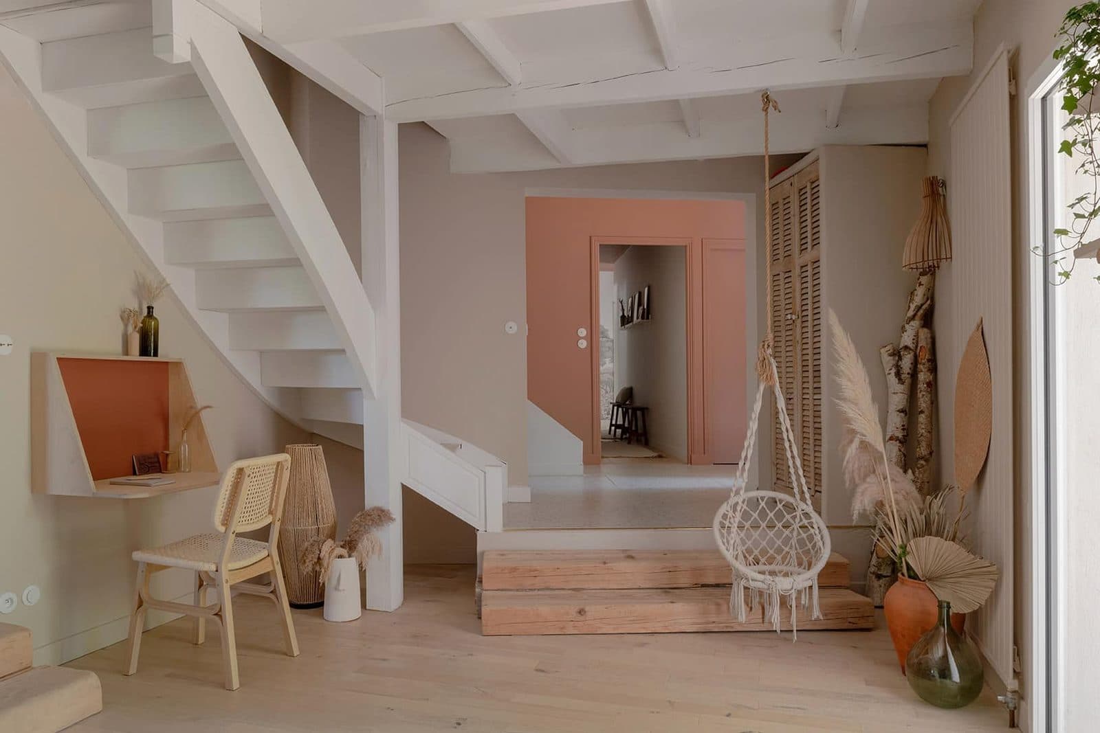 Escalier blanc, coin bureau et chaise suspendue