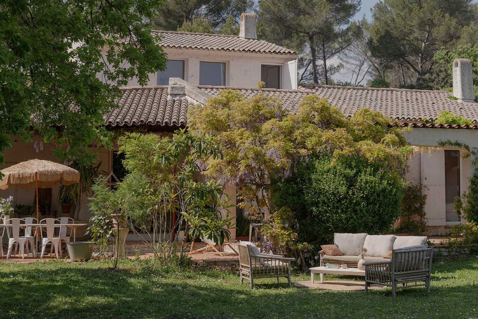 Jardin et terrasses de la maison à Venelles