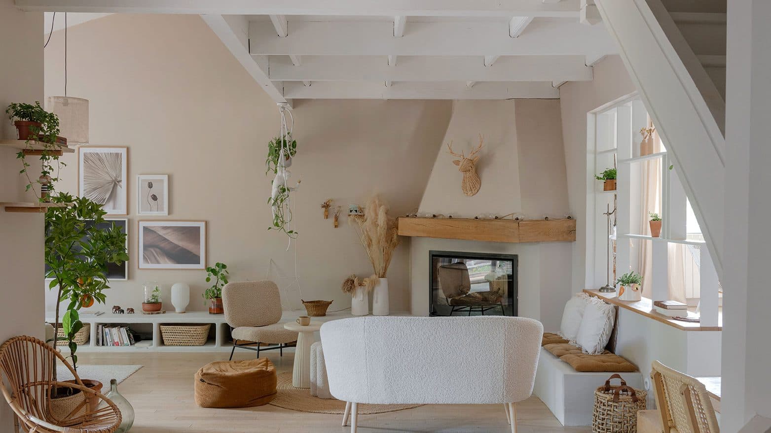 Séjour avec cheminée et banquette sous les poutres blanches, maison à Venelles