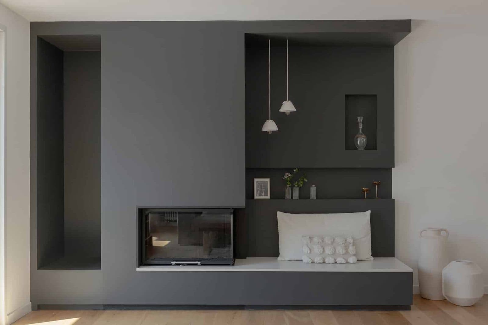 Coin cheminée habillé de gris dans la pièce de vie, maison à Calas