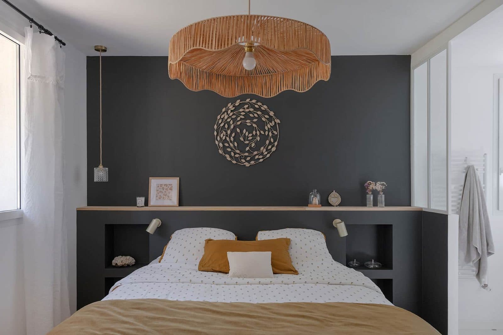 Chambre aux tons gris et moutarde avec niches intégrées