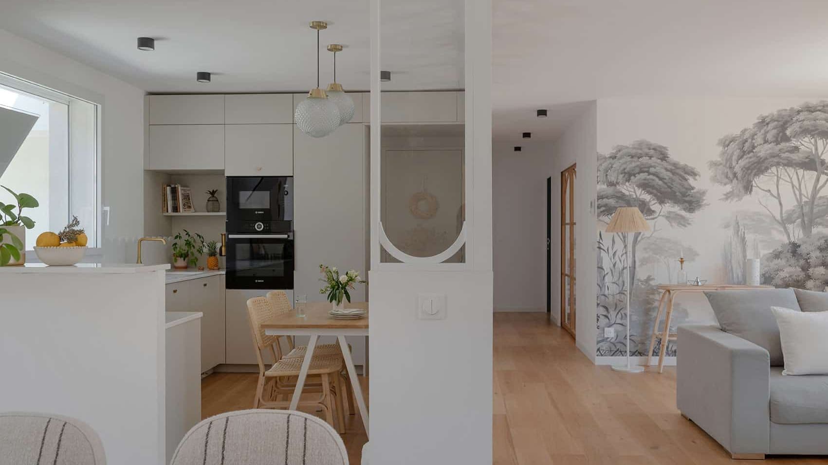 Grande pièce de vie lumineuse avec salon, salle à manger et cuisine ouverte